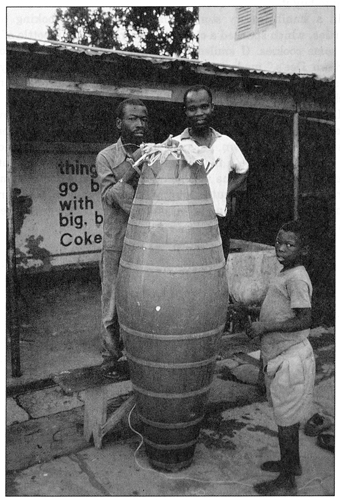 The drum makers Ghana The Sultans happy-laughing throne all in red - photo 10