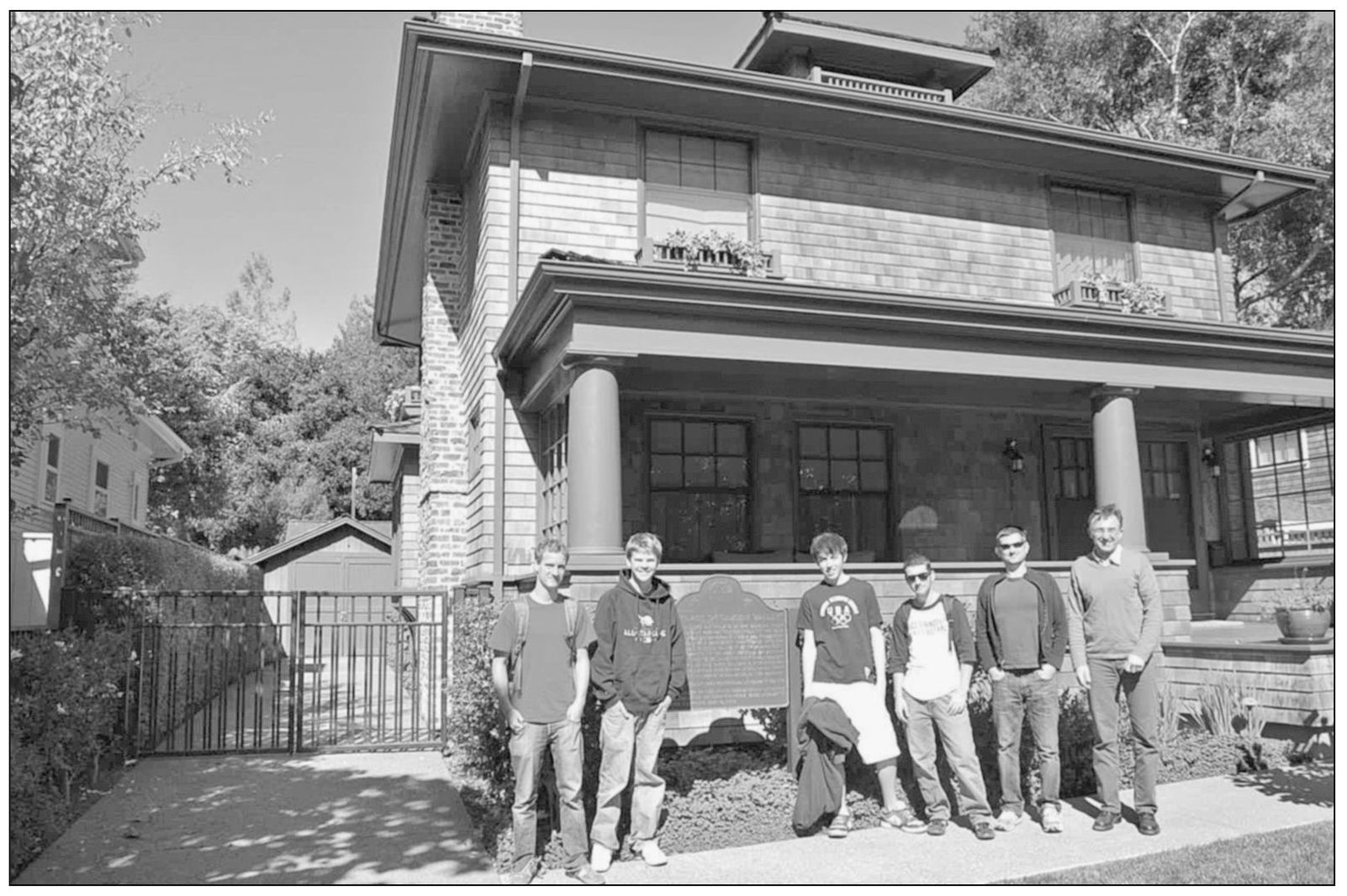 In this garage in 1938 on Addison Street in Palo Alto William Hewlett and - photo 3