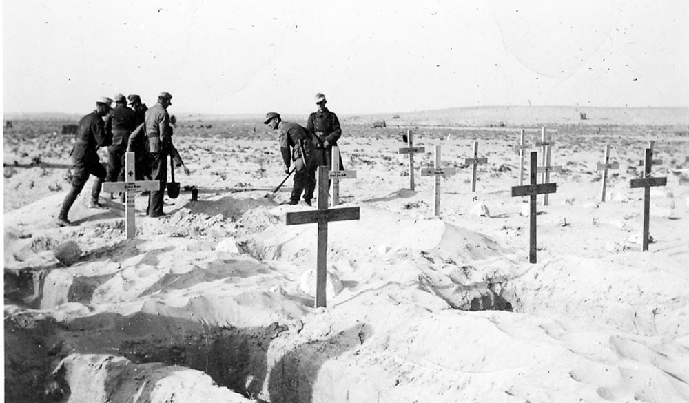 The harsh reality of death in the desert German soldiers are digging graves in - photo 3