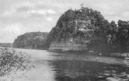 A photograph of Starved Rock taken in the early 1900s showing its location on - photo 2