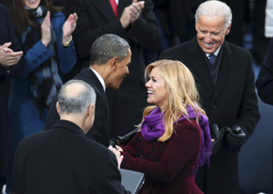 PRESIDENTIAL SWEET Barack Obama thanks Kelly Clarkson for her stirring - photo 6