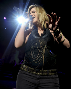 Becoming famous at 19 thats ridiculous Kelly Clarkson told People RYAN - photo 4