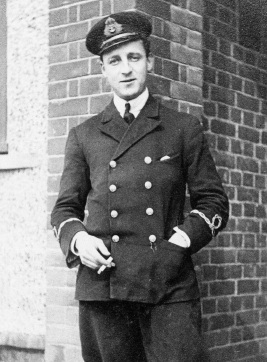 Flight Lieutenant Reggie Marix destroyer of the Zeppelin at Dsseldorf FAA - photo 19