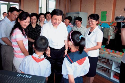 Chatting with hearing-impaired children at Qiyin School in Minhang District - photo 11