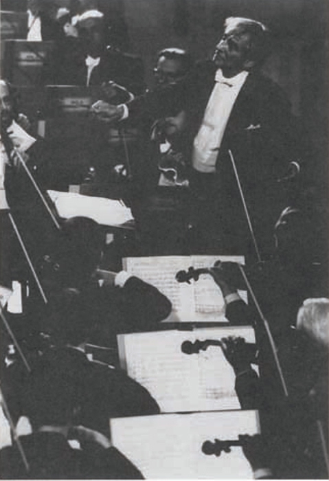 In full Mahlerian embrace with the Vienna Philharmonic Orchestra in 1974 They - photo 4