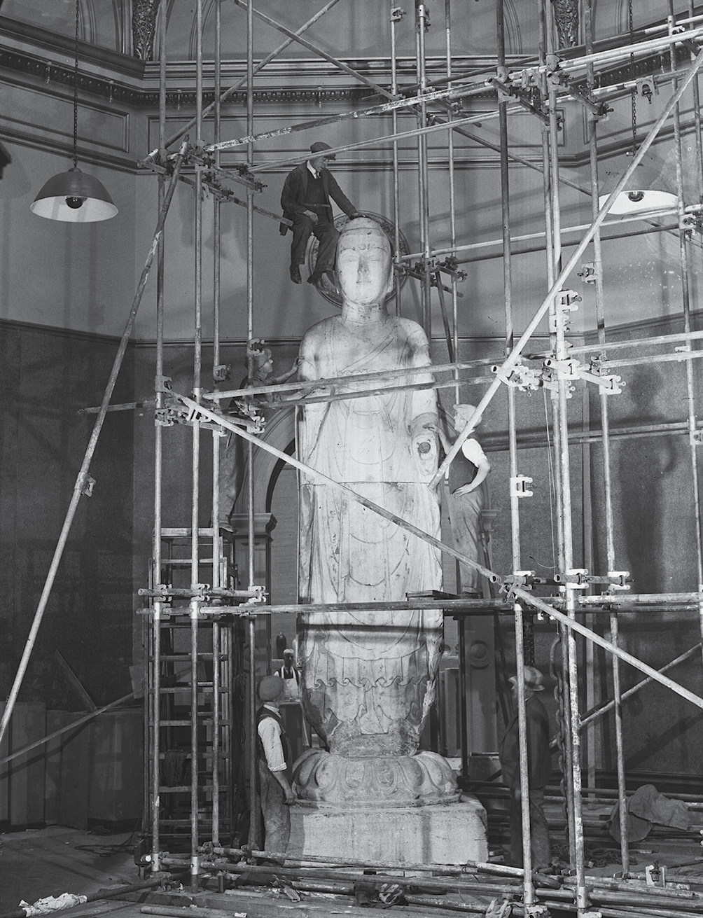 Buddha in Piccadilly setting up the Chinese Exhibition 1935 Hollywoods - photo 12