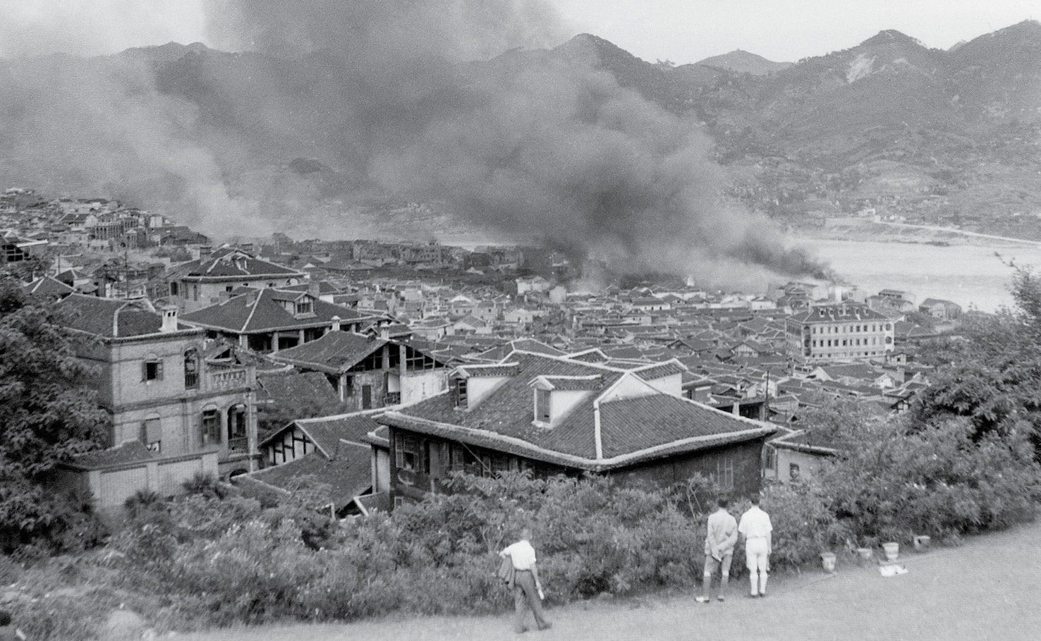 Watching Chongqing burn from the British Embassy garden 1940 Waiting for a - photo 20