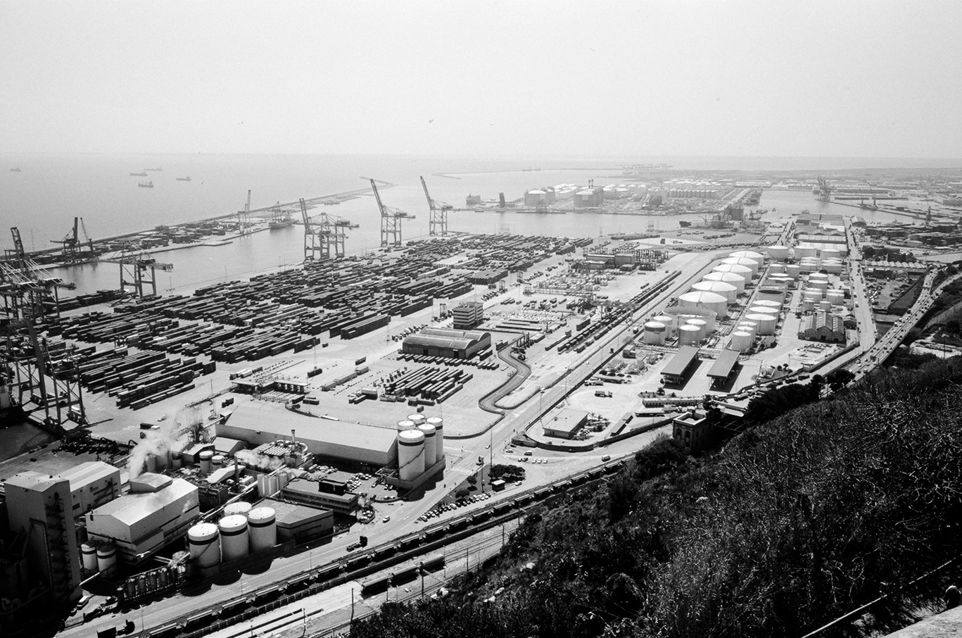 Barcelona port facility I dedicate this book to my daughter Lisa who cannot - photo 4