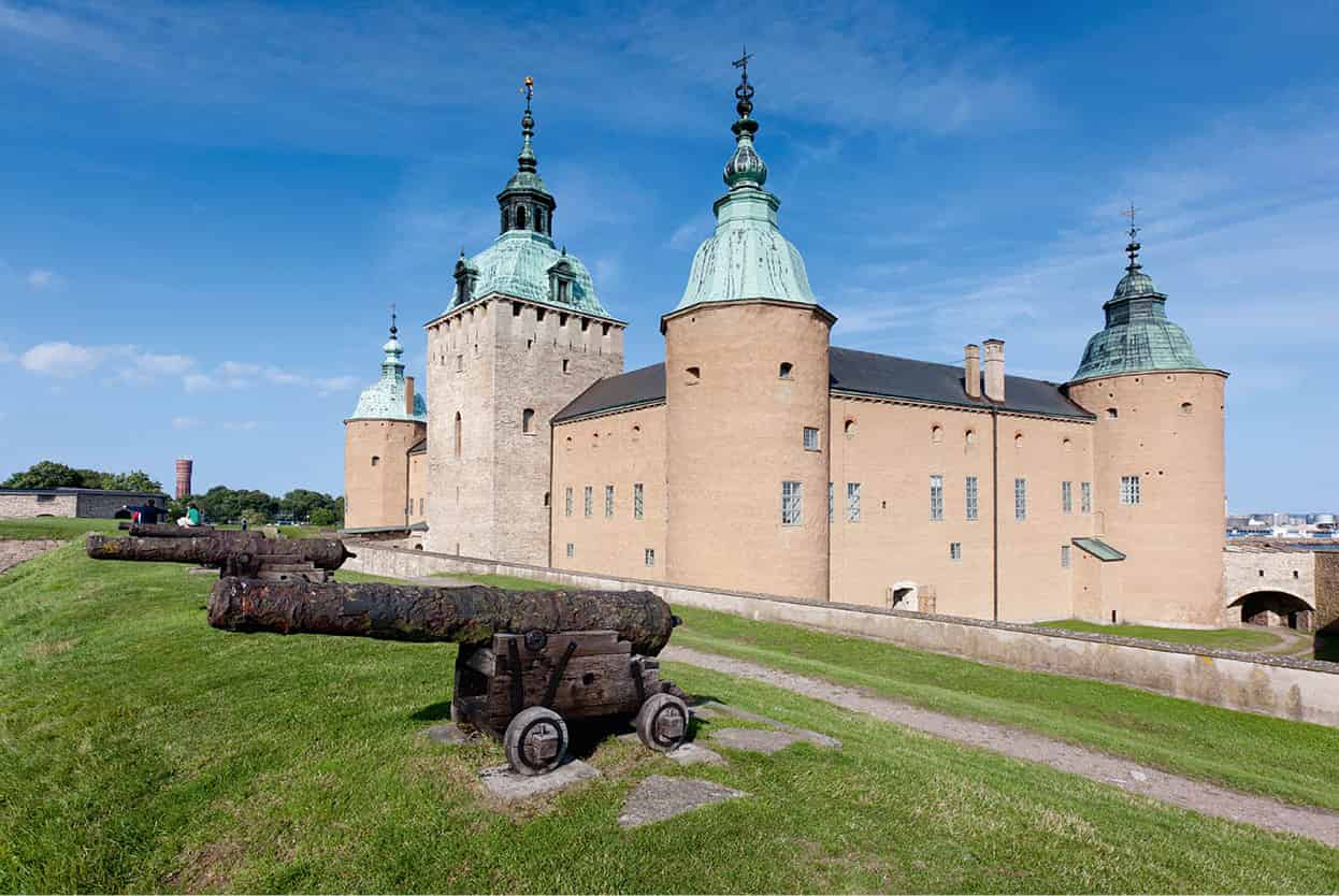 Top Attraction 8 Julian LoveApa Publications Kalmar Slott The perfect - photo 11