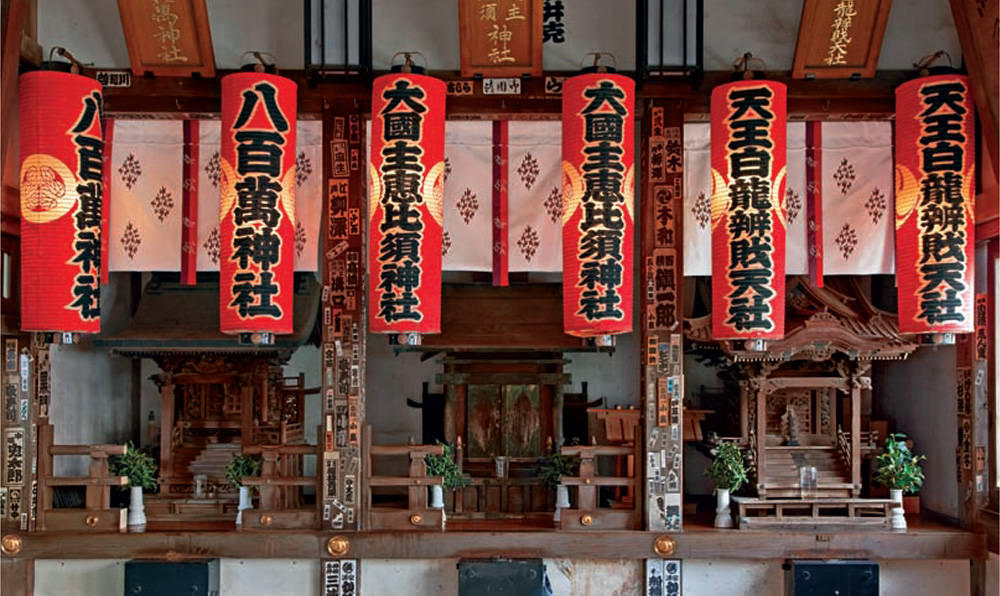 The centuries-old Ana Inari auxiliary shrine at Shinagawa Jinja Zen-like - photo 12