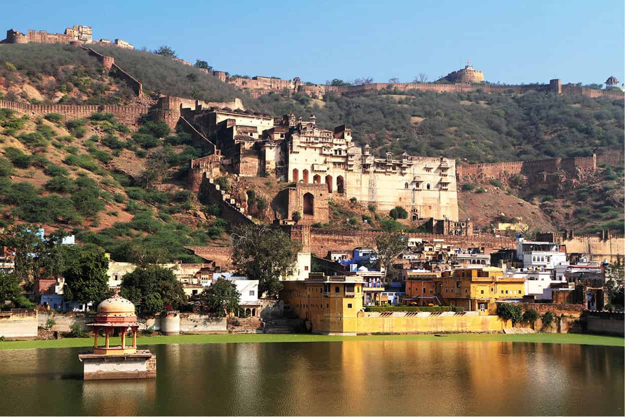 Bundi Idyllic town with streets full of beautiful old havelis set beneath - photo 13