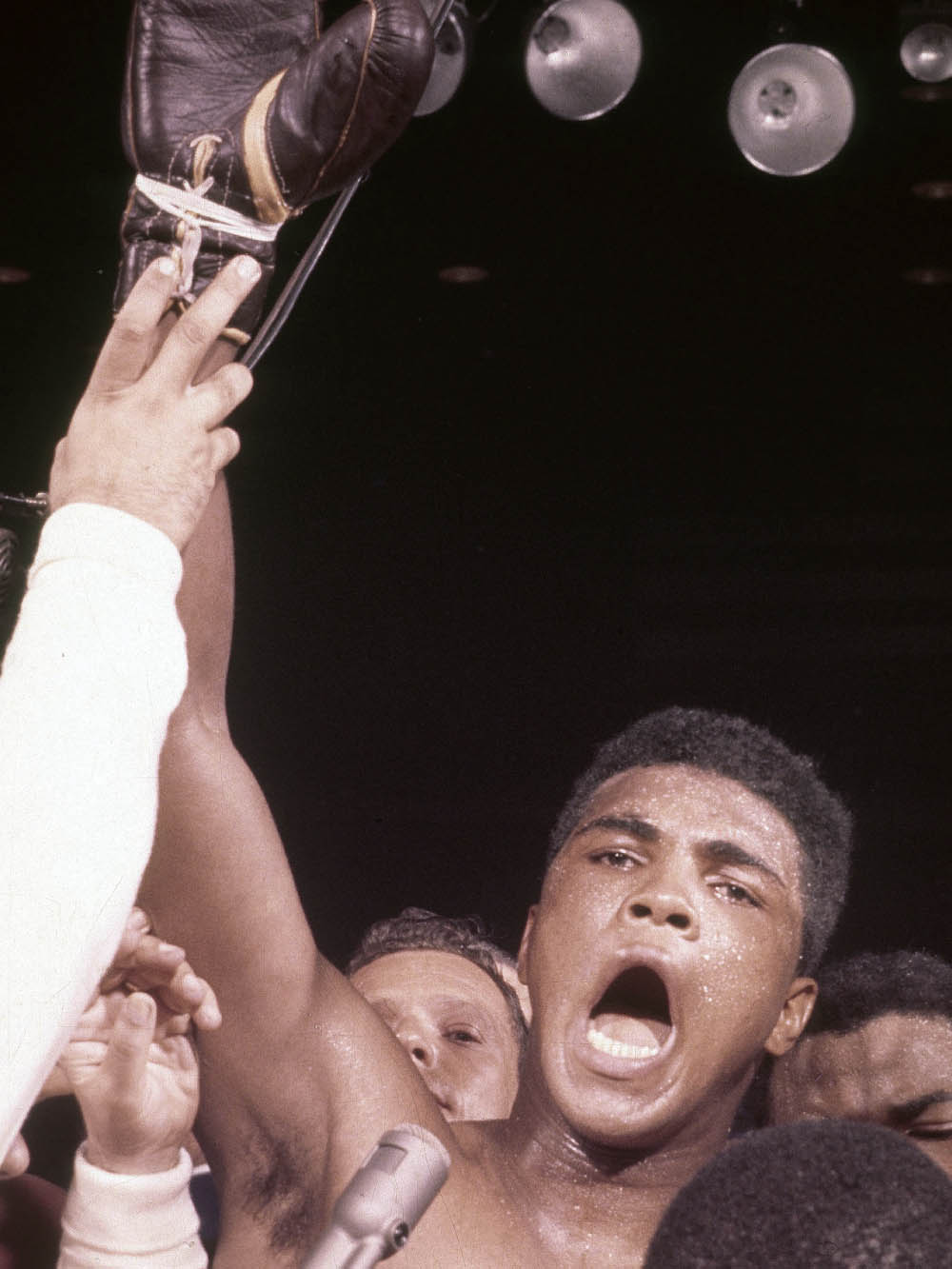 M oments after Dad beat the 71 favorite Sonny Liston with a seventh-round TKO - photo 9