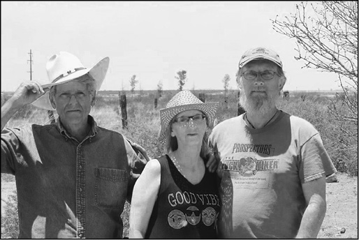 Dan Baldwin and Rhonda and Dwight Hull Dwight and Rhonda Hull Investigating - photo 3