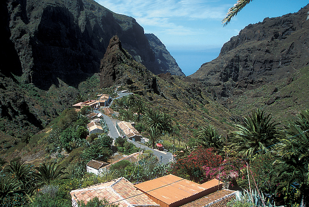 Top Attraction 2 El Teide This dramatic snowcapped volcano is Spains - photo 6