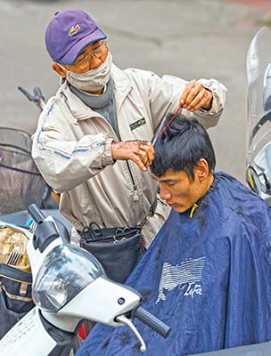 a mobile barber shop on a Hanoi street Most travelers to Vietnam pass through - photo 11