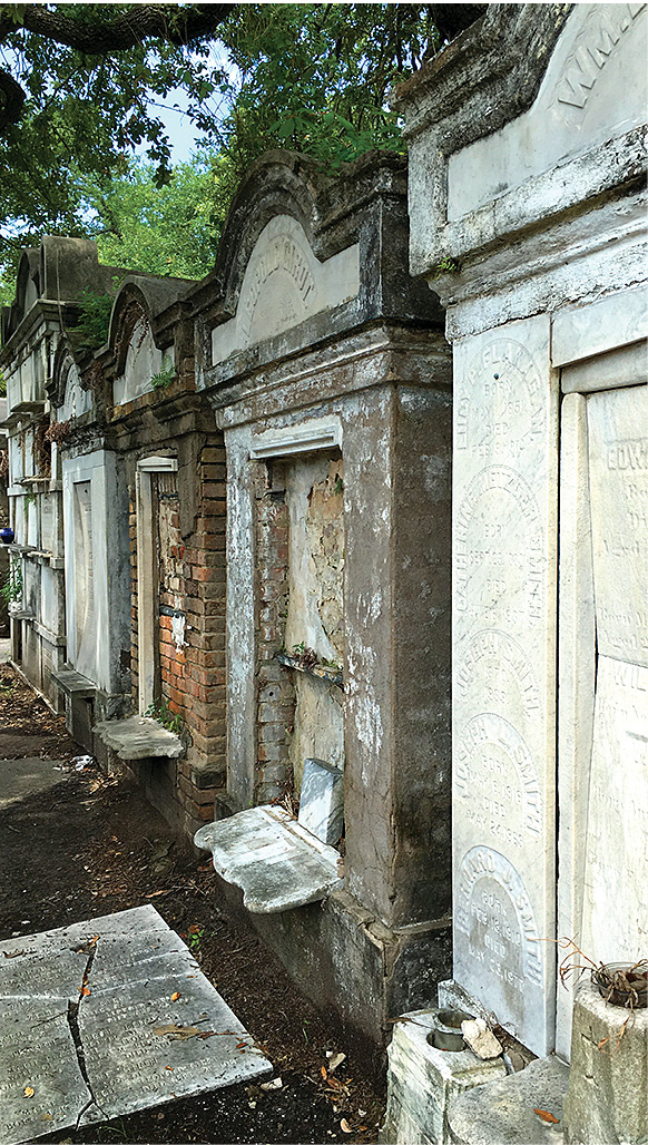 Aboveground tombs at Lafayette Cemetery No 1 A monument in Greenwood - photo 23