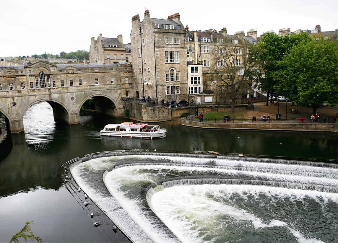 Pulteney Bridge A beautiful bridge-cum-shopping arcade overlooking the River - photo 12