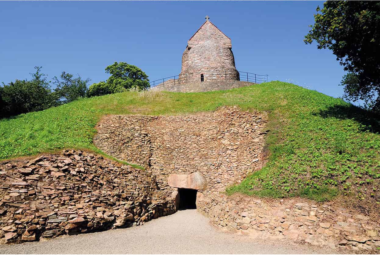 Top Attraction 7 Mockford BonettiApa Publications La Hougue Bie One of the - photo 10