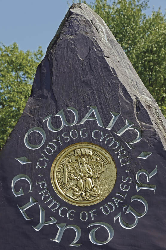 A stone monument to Owain Glyndr Prince of Wales in a park at Machynlleth - photo 10