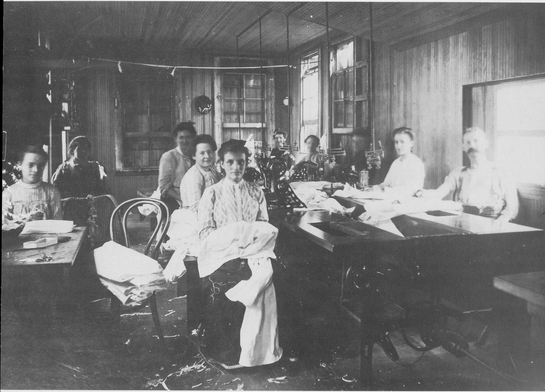 5 DRAFTEES BOARDING GRAND AVENUE TROLLEY JUNE 241918 An unusual - photo 5