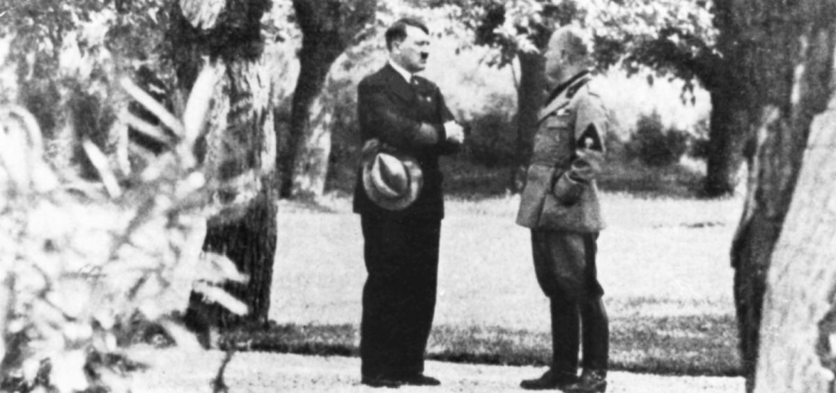 2 Mussolini and Hitler in animated conversation in the gardens of Villa Pisani - photo 3