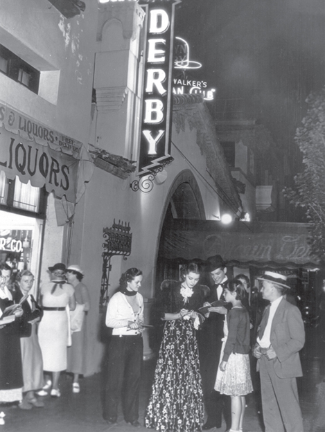 Robert Cummings and Marsha Hunt sign autographs in front of the Vine Street - photo 7