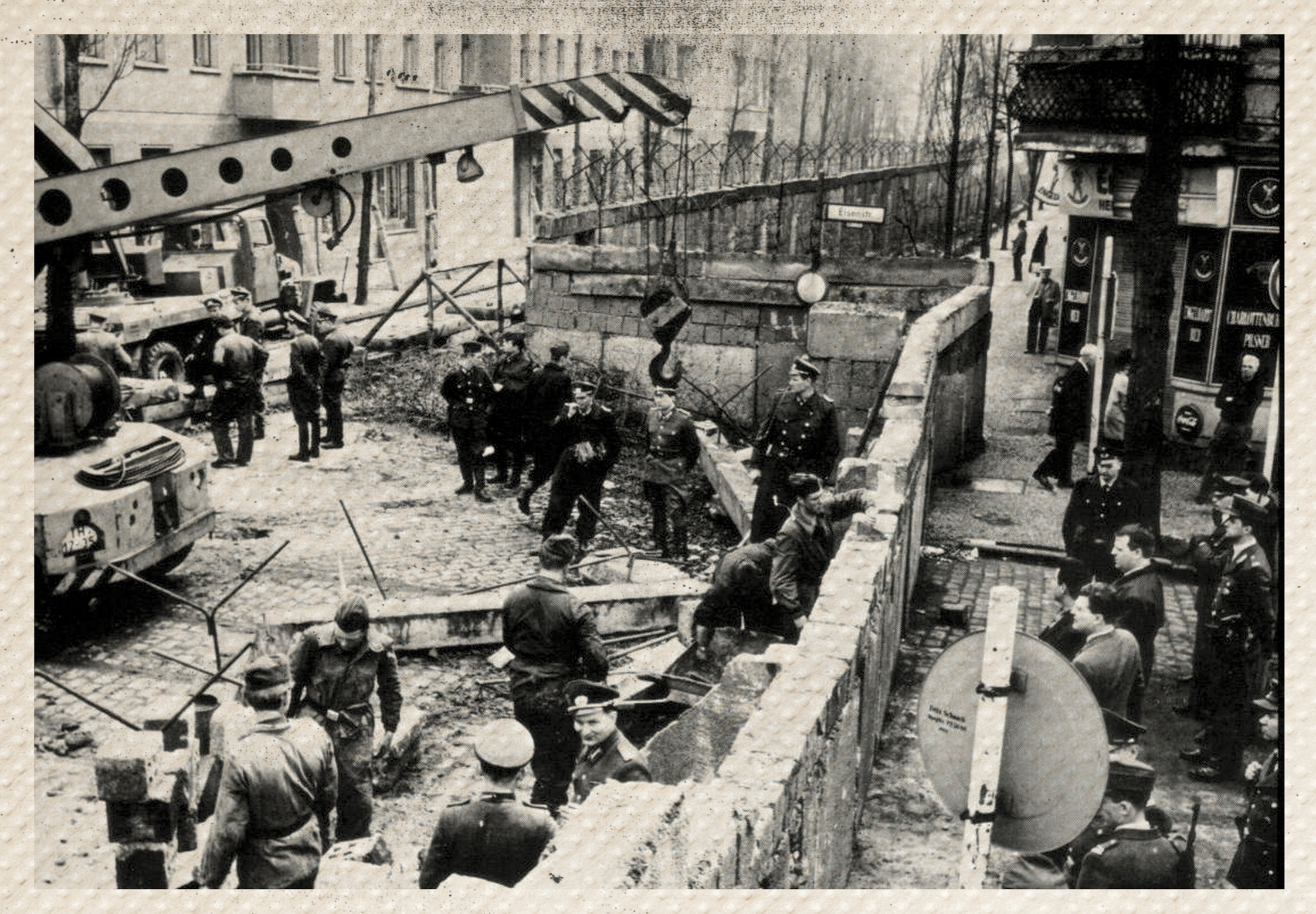 The construction of the Berlin Wall August 1961 The spectacle of the physical - photo 10