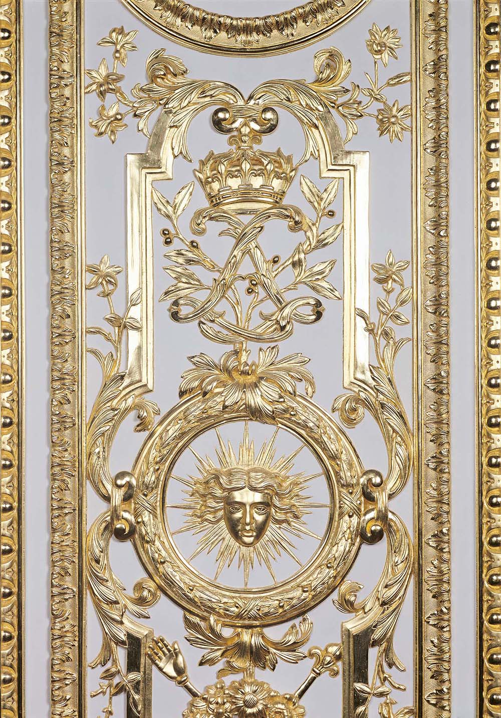 This characteristic boiserie incorporates at its centre Louis XIVs sun motif - photo 5