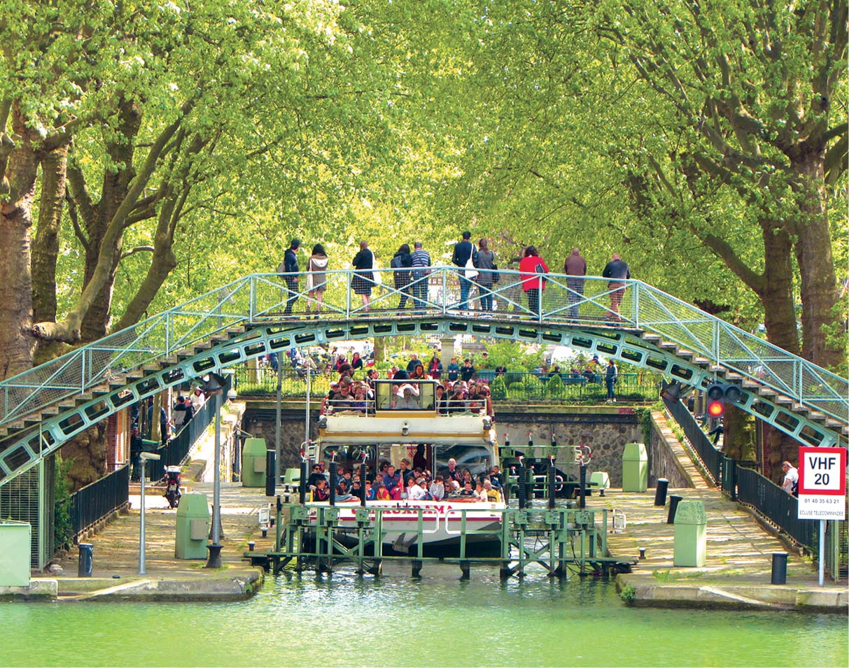 The iron footbridges along the Canal St-Martin were among the picturesque - photo 9