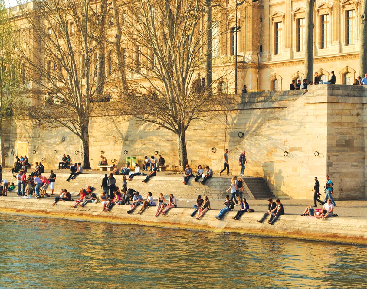 Like the Canal St-Martin above the banks of the Seine are a major gathering - photo 10