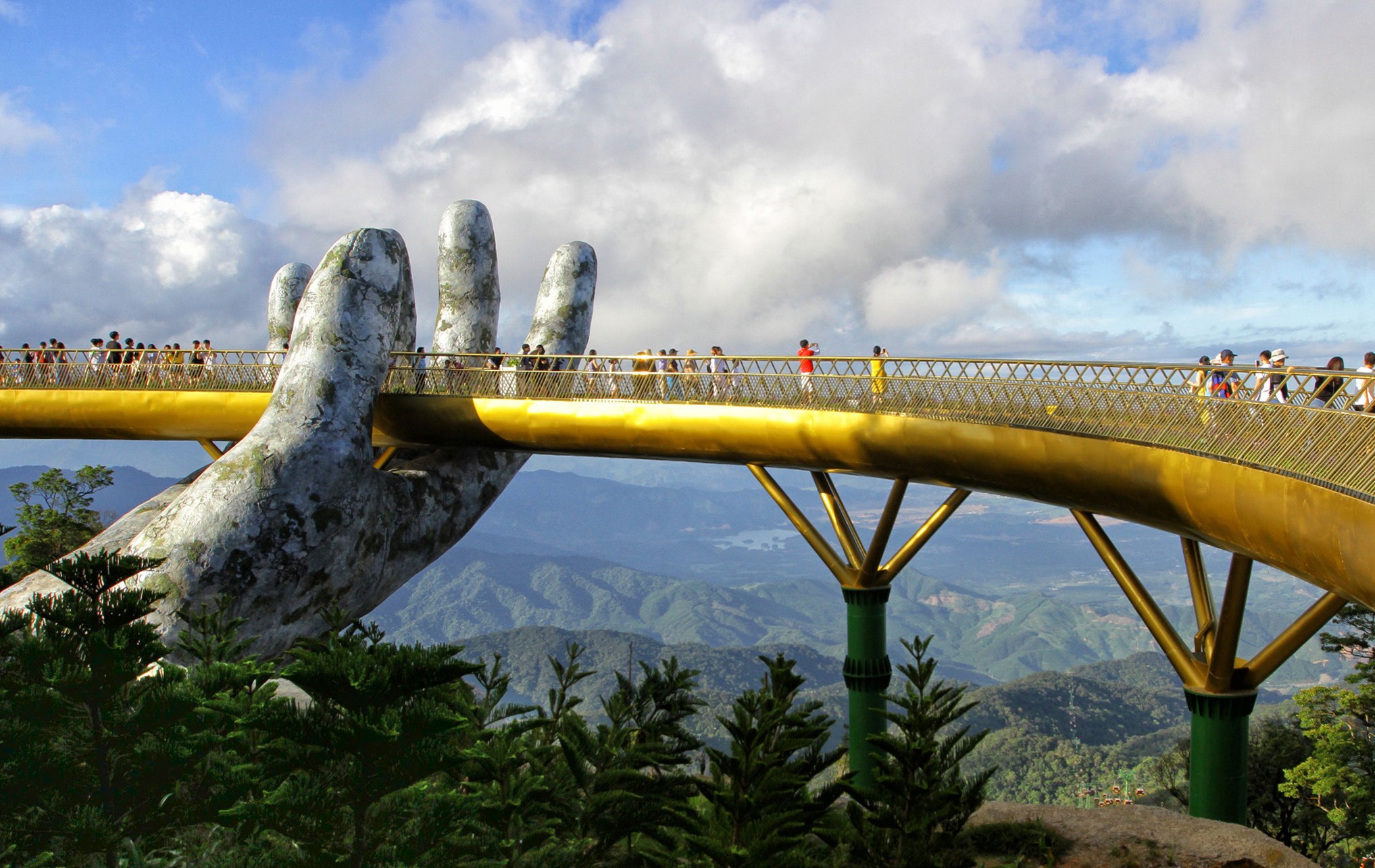 t The dramatic Cau Vang Golden Bridge held up by giant concrete hands Ba Na - photo 5