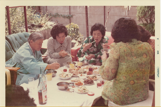 My father brought out all the furniture to the front yard so we could sit - photo 5