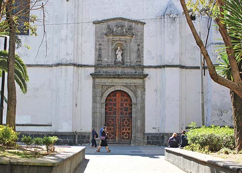Templo de Regina Coeli cyclists on the Paseo de la Reforma during Paseo - photo 6