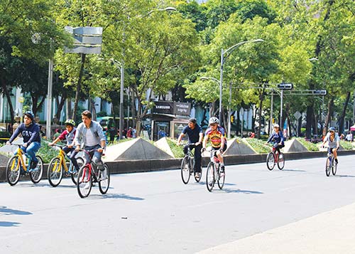 cyclists on the Paseo de la Reforma during Paseo Dominical Museo - photo 7