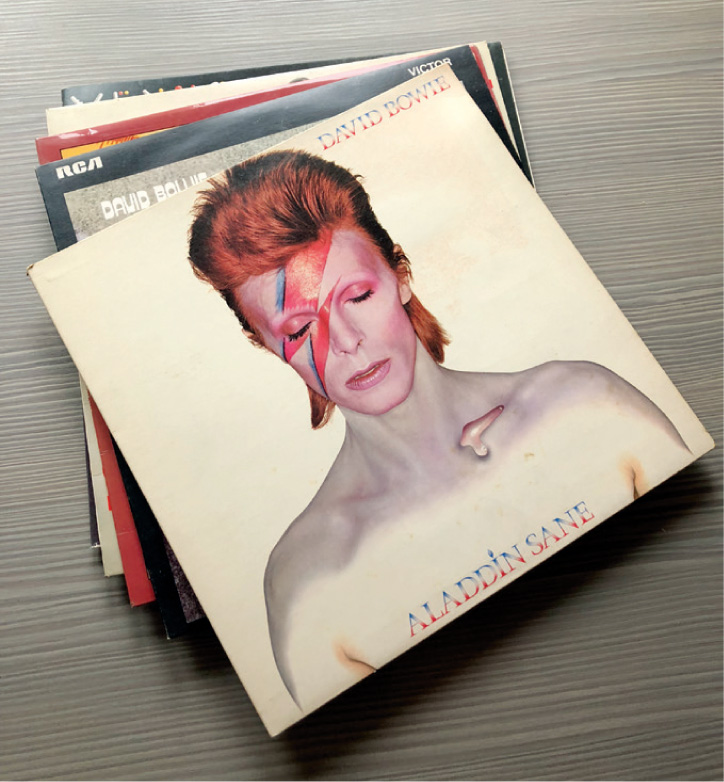 David Bowies facial lightning flash on the cover of Aladdin Sane was quickly - photo 17