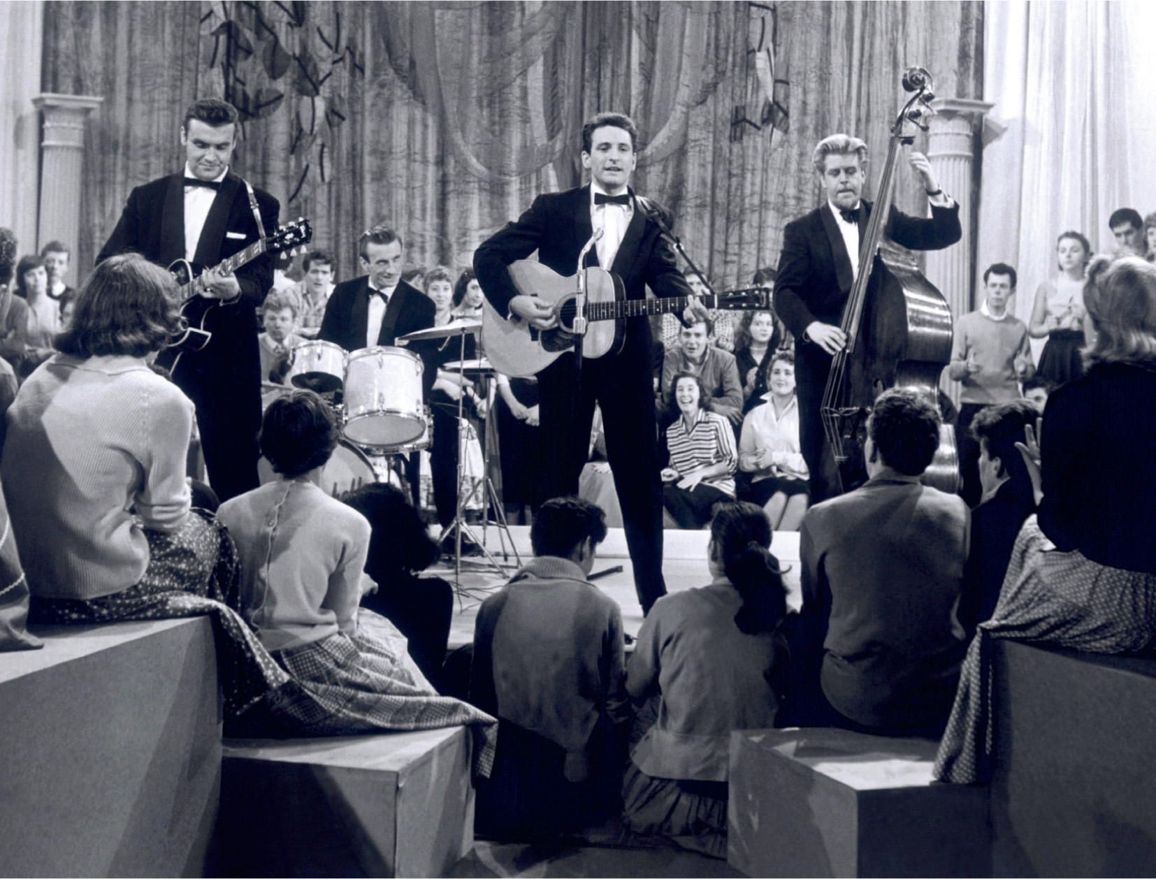 Lonnie Donegan in full skiffle mode in front of a rather more intimate - photo 4