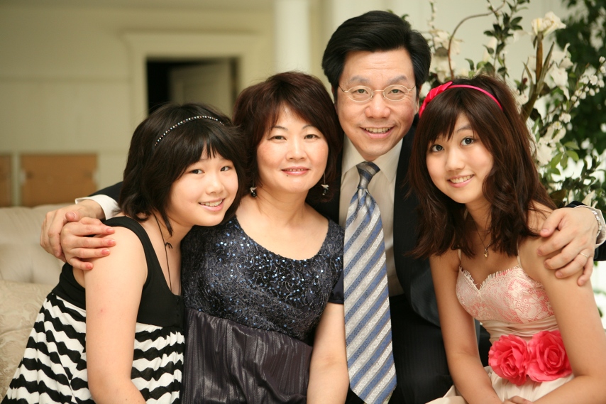 A family portrait of August 2009 with wife Shen-Ling second to left - photo 1