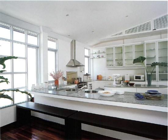 The generous kitchen counter and roomy benches double as additional dining - photo 4