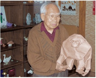 Akira Yoshizawa in his Tokyo studio holding his Origami Gorilla - photo 2