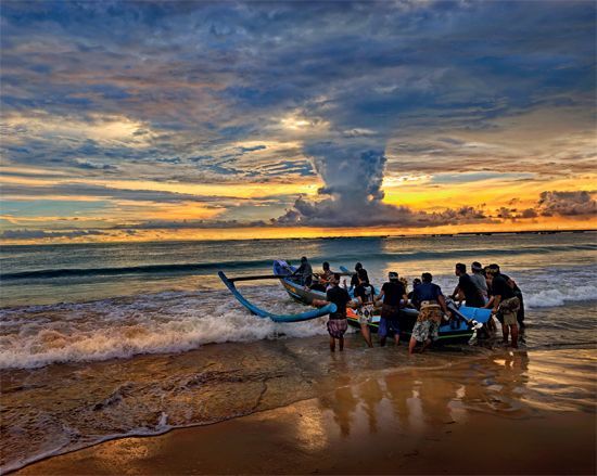 A jukung fishing boat is used if a temple ceremony is held on an offshore - photo 5