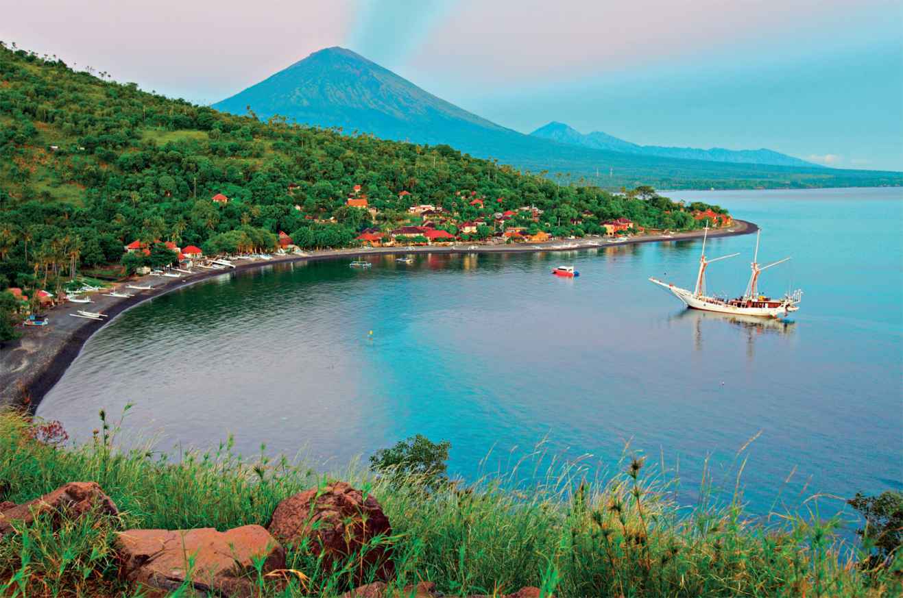 The far eastern edge of Bali is dotted with fishing villages where jukung boats - photo 6