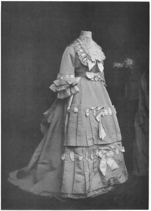 1874 Dinner dress of blue gros-grain and pink faille trimmed with Valenciennes - photo 1