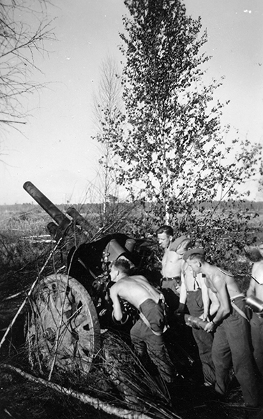 The standard light field howitzer of the German Army was the 105cm leichte - photo 10