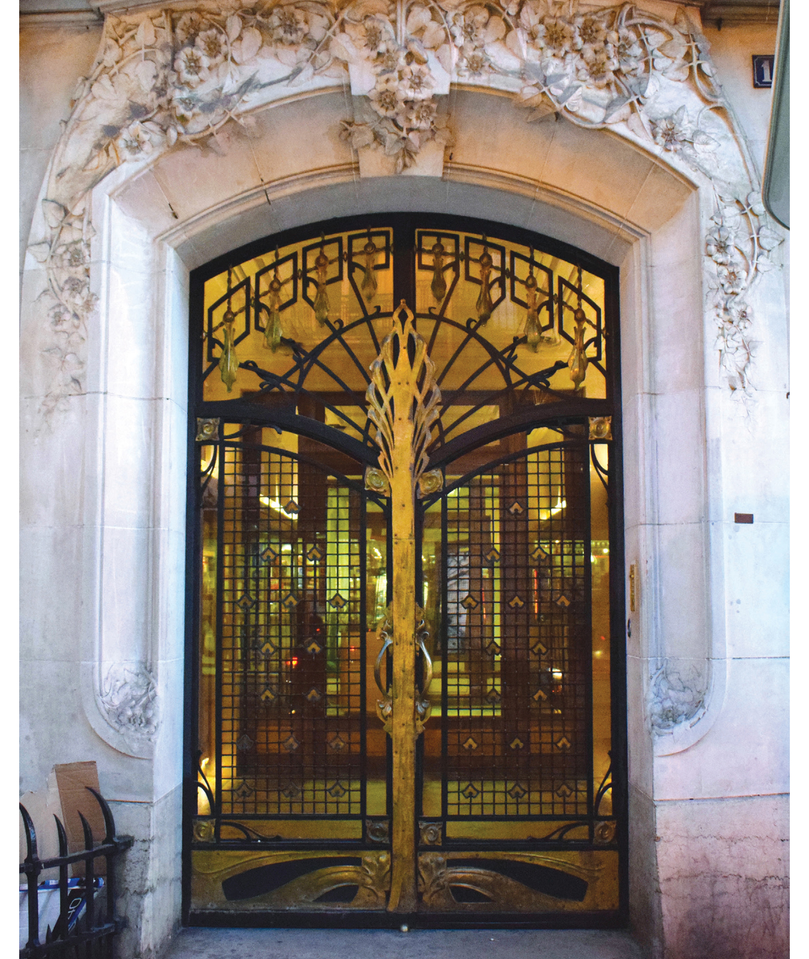 16 RUE DU LOUVRE The fanciful combination of polished and painted metalwork and - photo 15