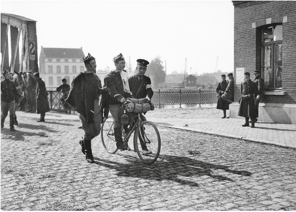 Although wounded this Belgian soldier could bicycle with a little assistance - photo 9