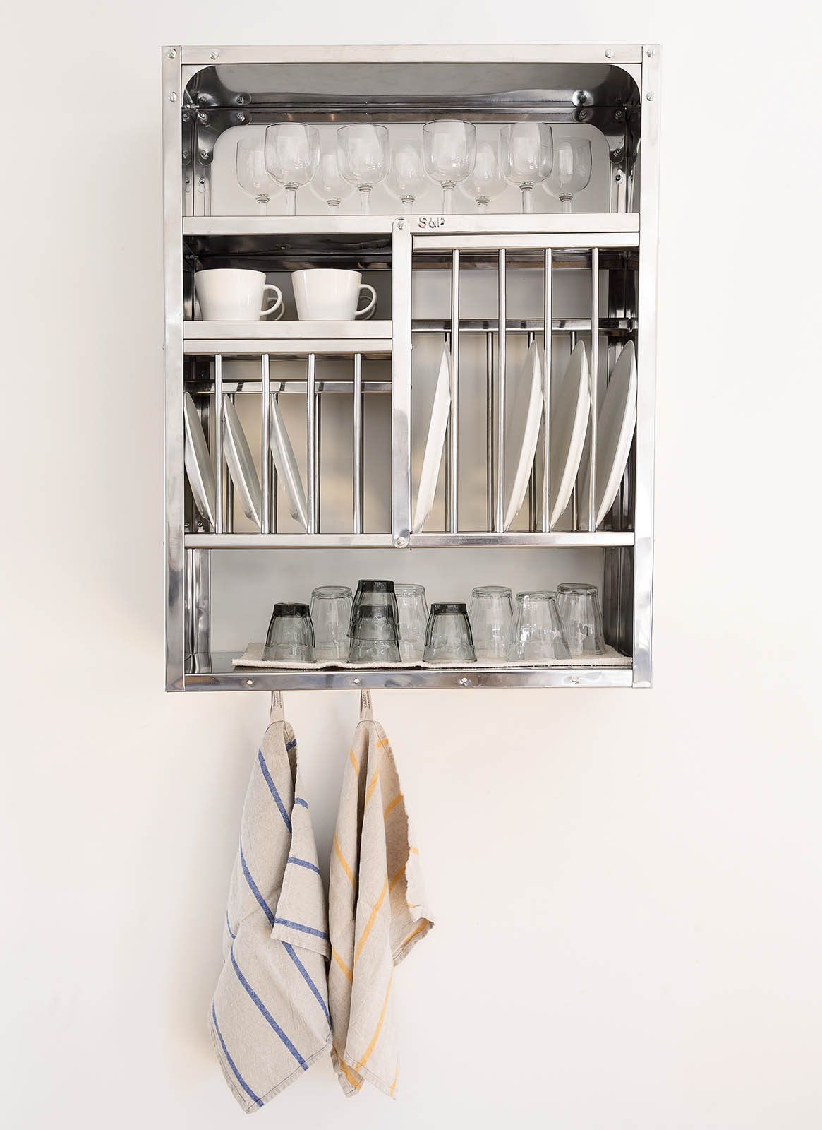 12 Universal Storage Tactics You dont need cavernous closets and built-in - photo 5