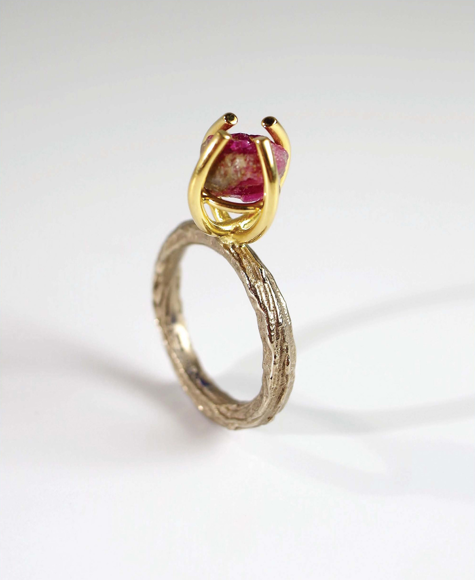 18ct white- and yellow-gold ring set with a rough ruby by Evangelos and - photo 4