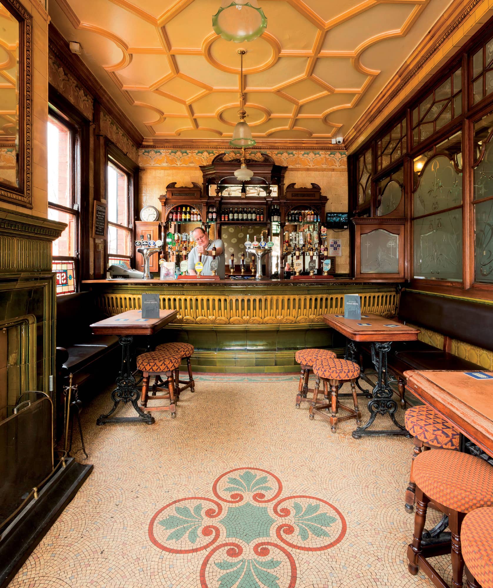 The stunning beautifully preserved main bar at the Garden Gate in Hunslet - photo 4