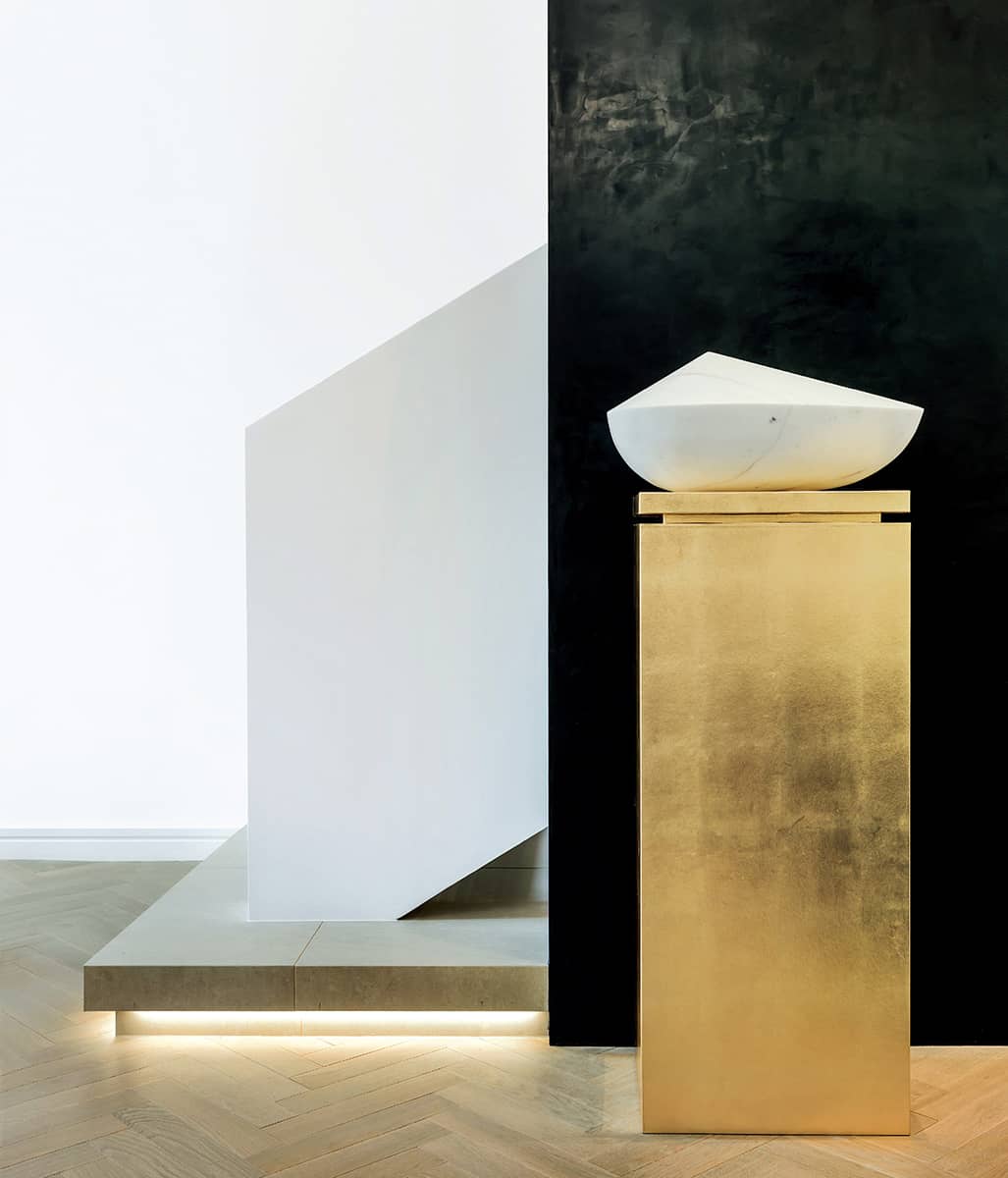 A sculpture by Paul Vanstone sits on a plinth covered with gold gilded - photo 2