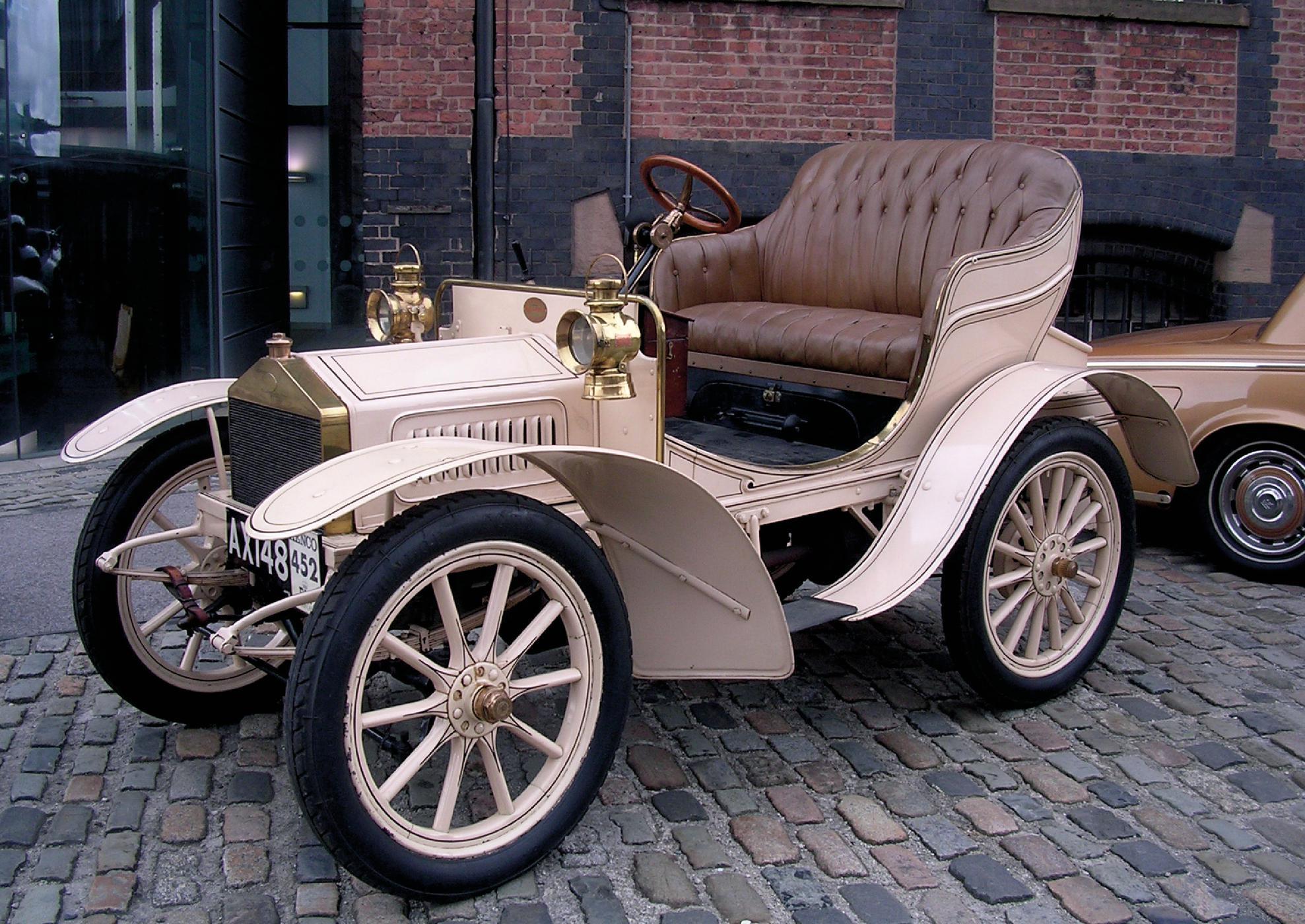 This was the first production model from Rolls-Royce a 10hp twin-cylinder car - photo 5